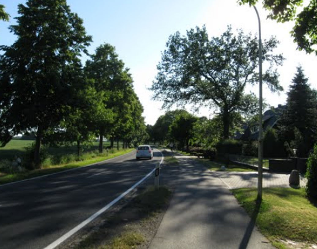 কেন রাস্তার কোনও নাম চান না স্থানীয়রা? অধিকাংশের মতে, প্রায় অর্ধ শতকের এই মিউনিসিপালিটিকে অন্যদের থেকে আলাদা করে রেখেছে এর বেনামি সত্ত্বাই। ৪৯ বছরের সেই নিয়মকে বদলাতে চান না তারা। তাঁদের ধারণা, রাস্তার নামকরণের চেয়ে বর্তমান নিয়মই বেশি ভাল।