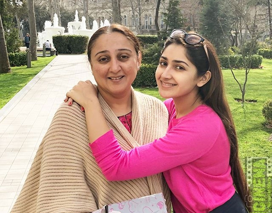 অভিনেত্রী শায়েষা সায়গল সুমিত ও শাহিনের মেয়ে। ২০০৩ সালে শাহিনের সঙ্গে সুমিতের বিচ্ছেদ হয়ে যায়। শাহিনের সঙ্গে সলমনের কিন্তু যোগাযোগ রয়েছে। শায়েষাকেও সলমন অত্যন্ত স্নেহ করেন, বি টাউন সূত্রের খবর বলছে এমনটাই।