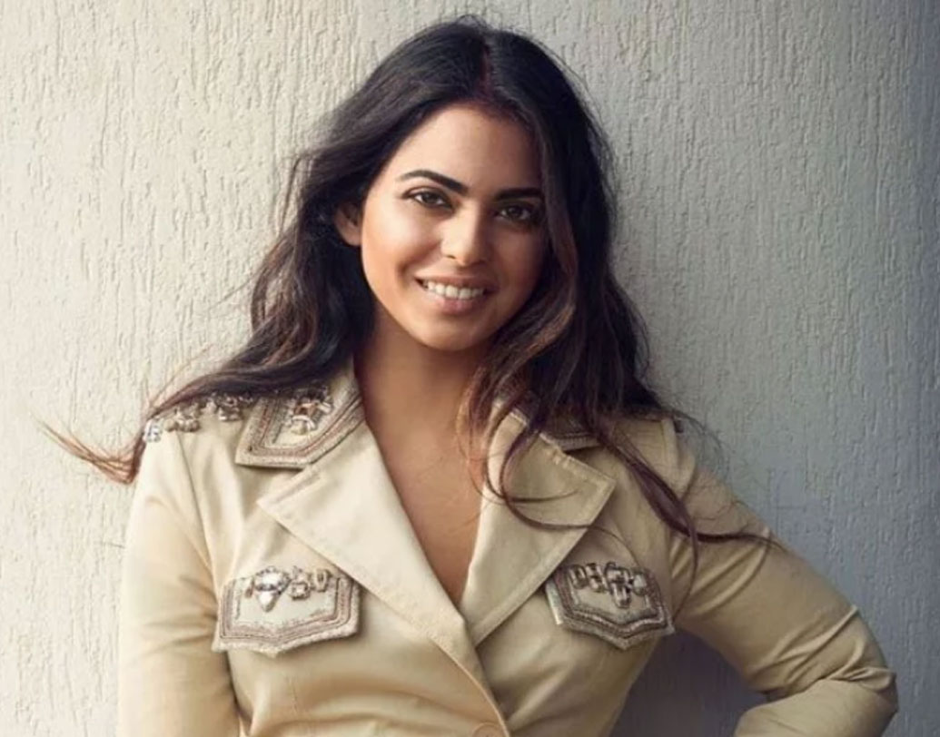 ঈশা অম্বানি: মুকেশ এবং নীতা অম্বানির মেয়ে। সম্প্রতি আনন্দ পিরামলের সঙ্গে গাঁটছড়া বেঁধেছেন তিনি। স্কুল পাশ করার পর ঈশা উচ্চশিক্ষার জন্য আমেরিকায় যান। ২৭ বছরের ঈশা সেখান থেকে সাইকোলজিতে স্নাতক হন।