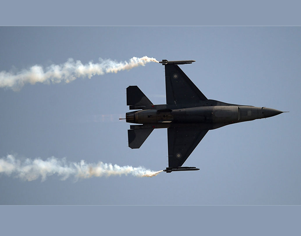 ভারতীয় বায়ুসেনার মত, এর মধ্যে ক্ষেপণাস্ত্রবাহী তিনটি এফ-১৬ কেবল নিয়ন্ত্রণরেখার কাছ থেকে সামরিক ছাউনিকে নিশানা করে। পাল্টা তাড়া করে ভারতীয় বায়ুসেনা। সবচেয়ে এগিয়ে ছিল অভিনন্দনের মিগ।