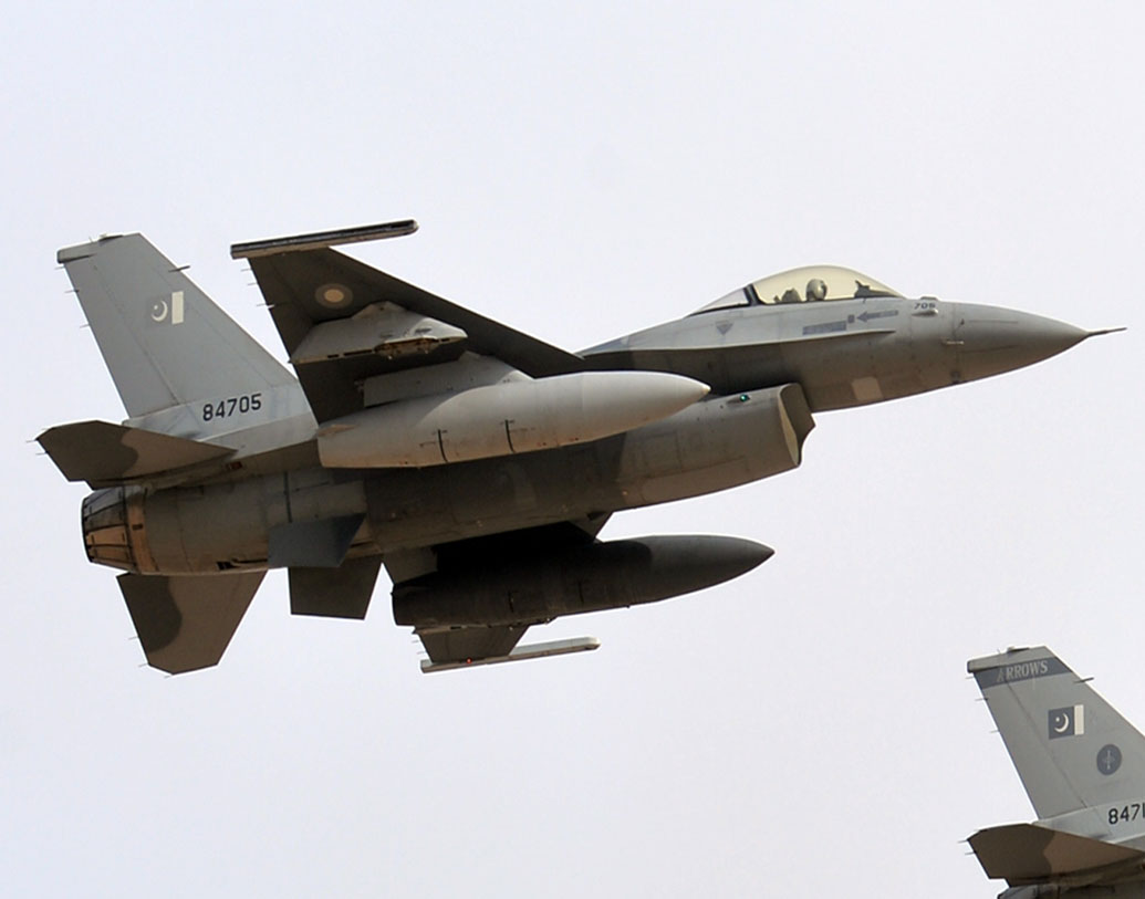 বায়ুসেনার দাবি, অভিনন্দন একটি এফ-১৬-কে নিশানা করে ক্ষেপণাস্ত্র ‘লক’ করেন। এক বার ক্ষেপণাস্ত্র ‘লক’ করার অর্থ হল দুই বিমানের মধ্যে কোনও বাধা (যেমন পাহাড়) না এলে ক্ষেপণাস্ত্র সোজা গিয়ে আঘাত করবে নিশানা করা বিমানে।