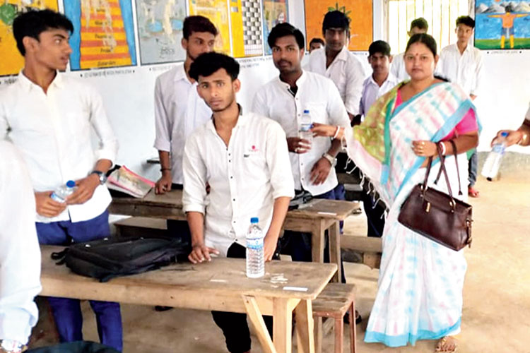 পূর্ব মেদিনীপুরের একটি পরীক্ষা কেন্দ্র। —নিজস্ব চিত্র 