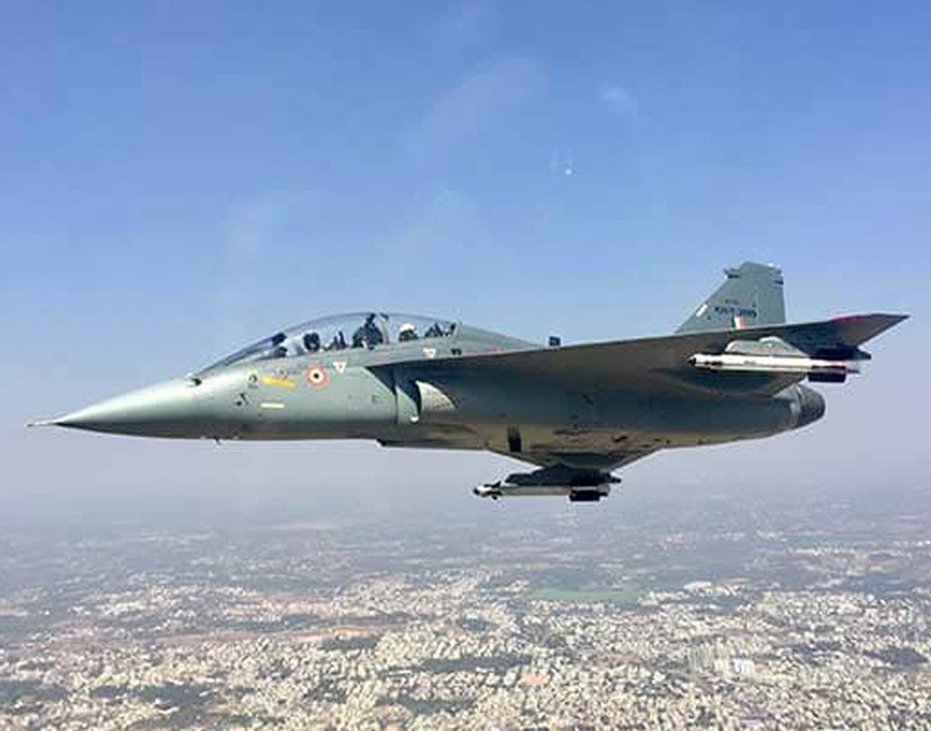 শব্দের থেকে দ্রুতগামী এবং নিজস্ব মানের যুদ্ধবিমানগুলির মধ্যে পৃথিবীর সব থেকে হালকা যুদ্ধবিমান তেজস। এটি ভারতের নিজস্ব প্রযুক্তিতে বানানো দ্বিতীয় যুদ্ধবিমান।