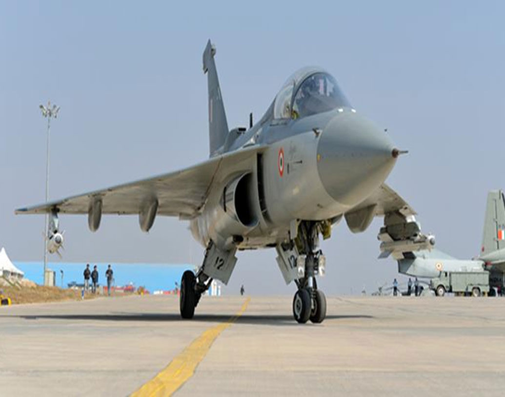 খুব হালকা ওজনের হলেও তেজস যুদ্ধবিমান অত্যন্ত শক্তিশালী ক্ষেপণাস্ত্র বয়ে নিয়ে যেতে পারে। শত্রুপক্ষের নজরের বাইরে থাকা অবস্থাতেও নির্দিষ্ট লক্ষ্যবস্তুর দিকে ক্ষেপণাস্ত্র ছুড়তে পারে তেজস।