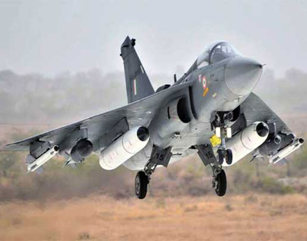 রাজস্থানের পোখরানে পাক সীমান্তে আকাশে উড়ন্ত অবস্থাতেই মাটিতে থাকা লক্ষ্যবস্তুর দিকে ক্ষেপণাস্ত্র ছুড়েছে তেজস। একই সঙ্গে আকাশে উড়তেই উড়তেই জ্বালানি ভরা হয়েছে যুদ্ধবিমানের ট্যাঙ্কে।