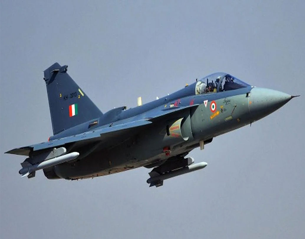 বেঙ্গালুরুতে ভারতীয় বায়ুসেনার আকাশযুদ্ধের মহড়া ‘এরো ইন্ডিয়া’তে অংশ নিয়েছিল তেজস। ভারতের বায়ুসেনার হাতে সদ্য তুলে দেওয়া হয়েছে দেশীয় প্রযুক্তিতে বানানো তেজস যুদ্ধবিমান। বেঙ্গালুরুতেই ভারতীয় বায়ুসেনার হাতে যুদ্ধের জন্য প্রস্তুত অবস্থায় তুলে দেওয়া হয়েছে তেজস।