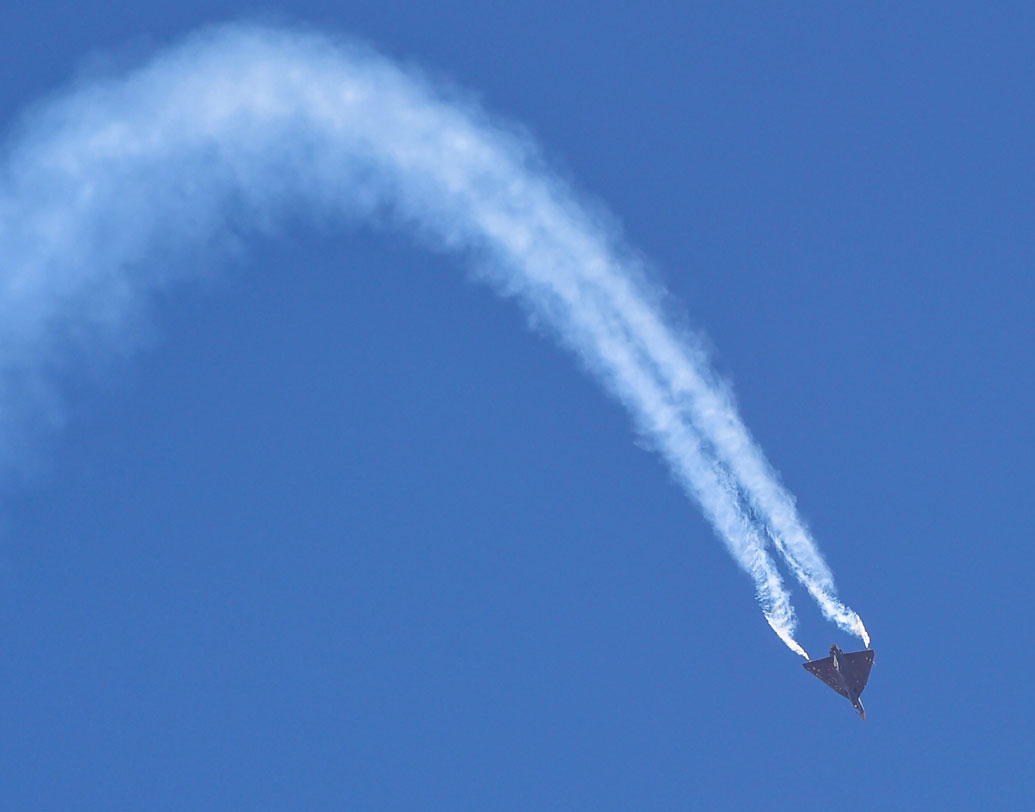 এই যুদ্ধবিমানে রয়েছে গ্লাস ককপিট, যা অত্যাধুনিক যুদ্ধবিমানে থাকে। এতে রয়েছে অত্যাধুনিক উপগ্রহ-নির্ভর নির্ভুল নেভিগেশন সিস্টেম।