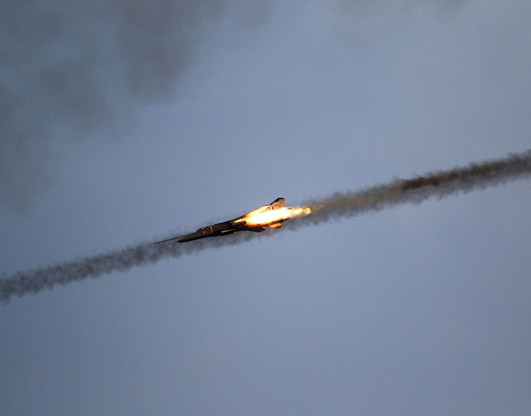 এতে রয়েছে ডিজিটাল কম্পিউটার এবং অটোপাইলট। এই বিমান এয়ার-টু-এয়ার, বোমা এবং লেজার গাইডেড মিসাইল নিক্ষেপ করতে সক্ষম।