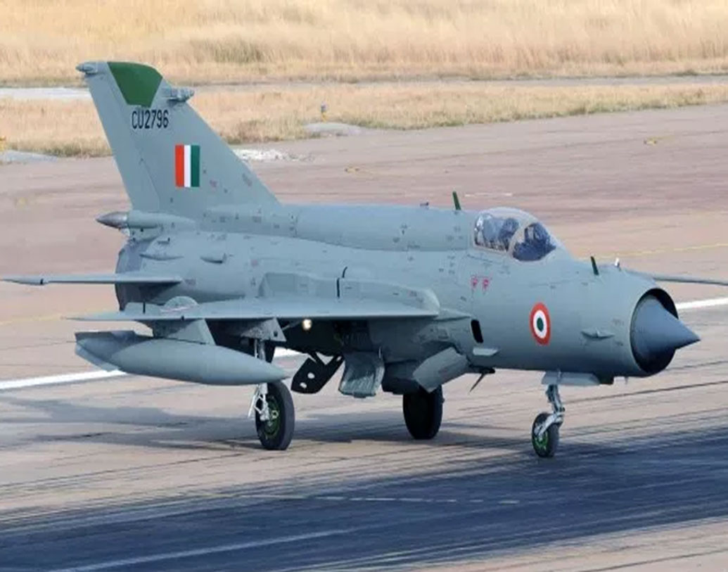 ভারতের হাতে থাকা শ’খানেক মিগ ২১-কে চলতি বছরের শেষ দিকে তেজস দিয়ে পাল্টে ফেলা হবে বলেও জানিয়েছে বায়ুসেনা।