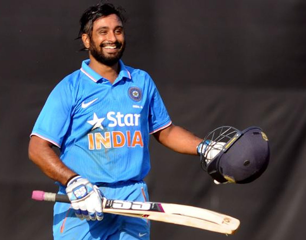 অম্বাতী রায়ুডু: পাঁচ নম্বরে খেলতে পারেন অম্বাতী রায়ুডু। নিউজিল্যান্ডের বিরুদ্ধে একদিনের সিরিজে দু্র্দান্ত পারফরম্যান্স ছিল রায়ুডুর। ম্যাচ জিতিয়েছিলেন ৯০ রান করে।