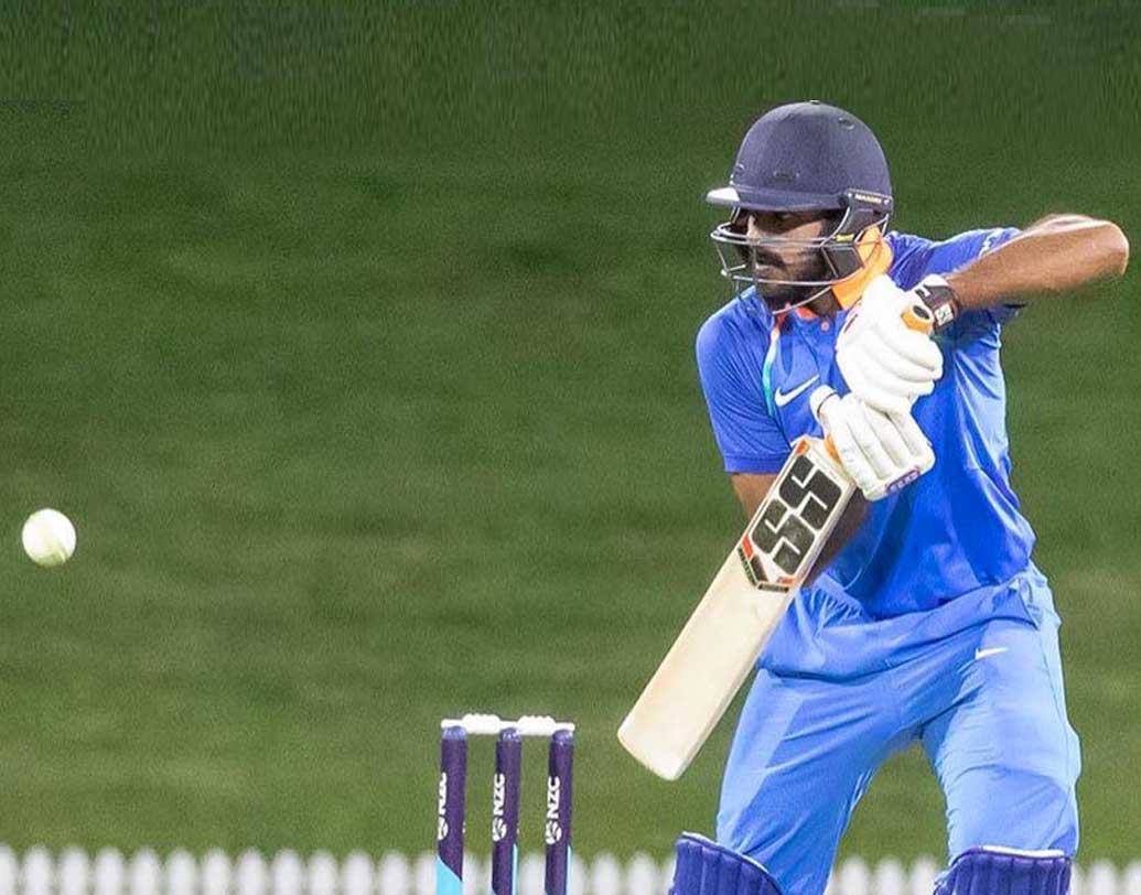 বিজয় শঙ্কর: হার্দিক না থাকায় দলে আসতে পারেন এই ডানহাতি অলরাউন্ডার। নিউজিল্যান্ডের বিরুদ্ধে সাফল্যের জন্য প্রথম একাদশে সুযোগ পাওয়া উচিত শঙ্করের। ব্যাটের পাশাপাশি বিজয়ের বল দলের বাড়তি পাওনা। প্রয়োজনে দ্রুত রান তোলার ক্ষমতা রয়েছে।