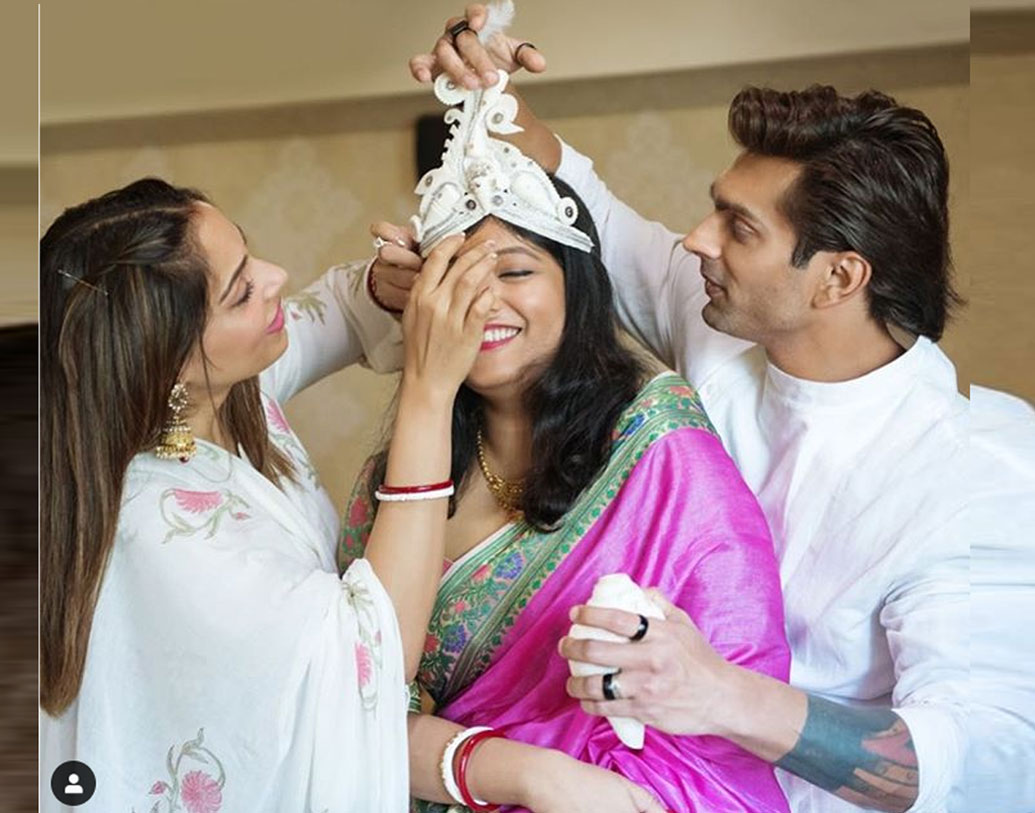 একেবারে বাঙালি মতেই বিয়ে করেছেন বিজয়েতা। বিপাশা ও তাঁর স্বামী কর্ণ সিংহ গ্রোভার সকাল থেকেই উপস্থিত ছিলেন বিয়ের অনুষ্ঠানে। বিজয়েতাকে সাজাতেও সাহায্য করেছেন তাঁরা।