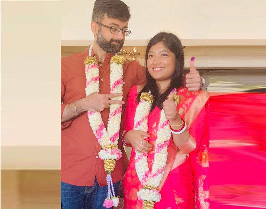 স্বামী কর্ণ তালরেজার সঙ্গে প্রথমে কোর্ট ম্যারেজ হয়েছিল বিজয়েতার। কর্ণ টি শার্ট জিন্স পরেছিলেন। বিজয়েতা পরেছিলেন সিল্কের একটা গোলাপি শাড়ি।