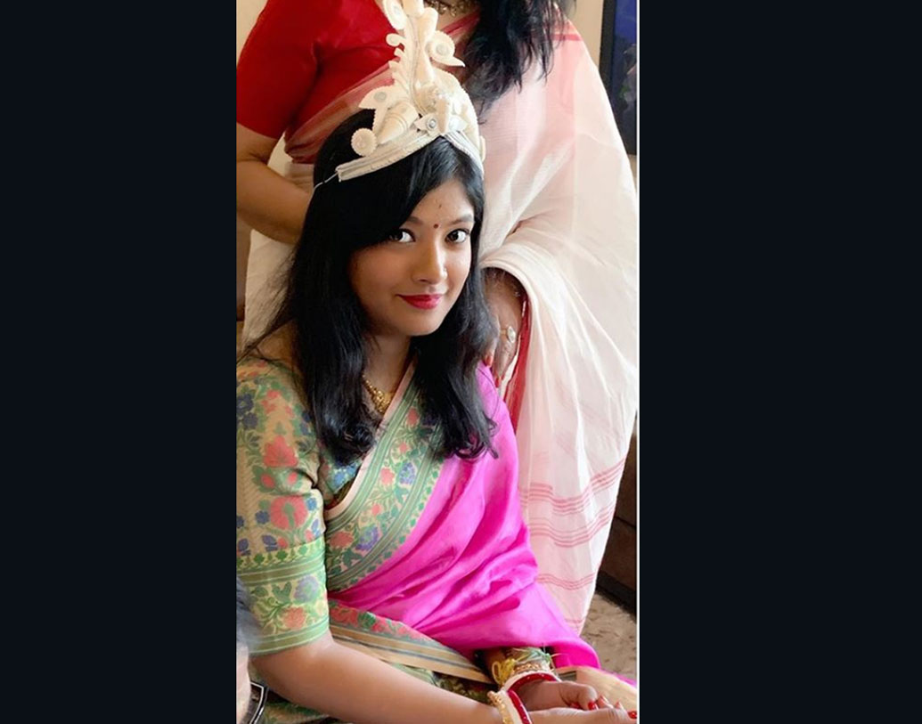 বিয়ের সকালেও একেবারে ছিমছামই ছিলেন বিপাশার বোন। দিদিই নাকি বারণ করেছিলেন মেক আপ করতে। আর দিদির কথাই মেনে চলেন বিজয়েতা।