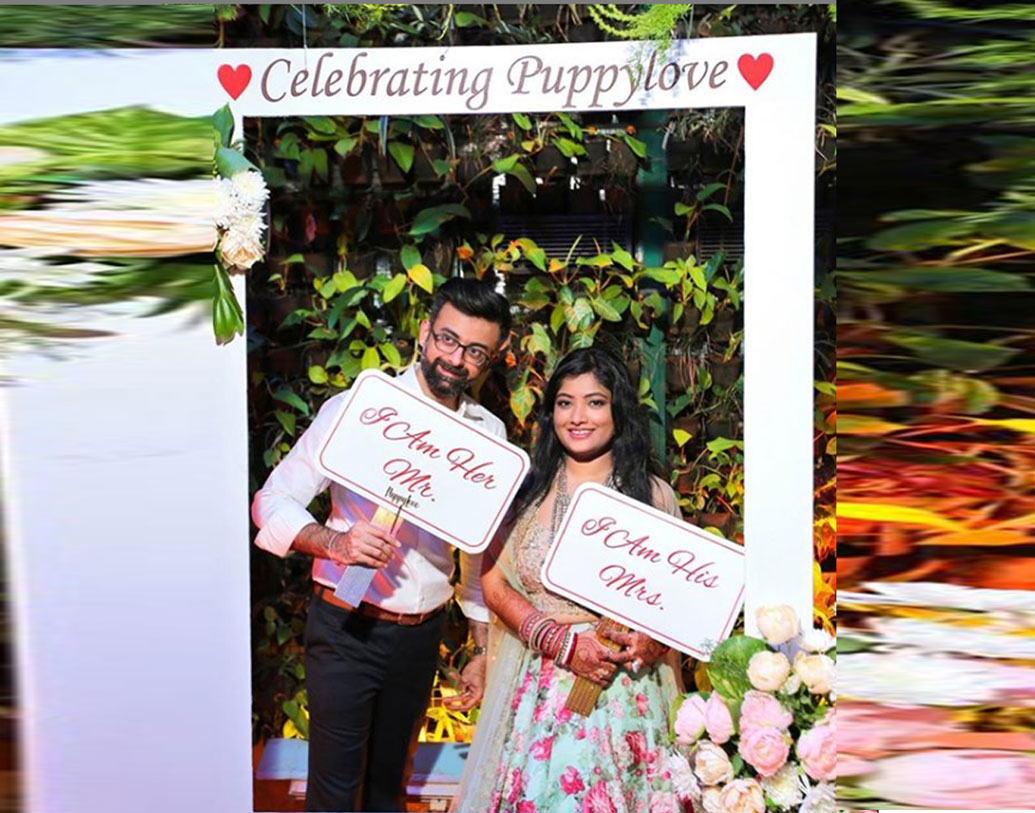 বিপাশার বোন দিদির বিয়ের দোপাট্টাই পরেছিলেন বিয়েতে। সঙ্গে ছিল লেহেঙ্গাও। রিসপেশনেও সেজেছিলেন লেহেঙ্গাতে। কর্ণ পরেছিলেন স্যুট।