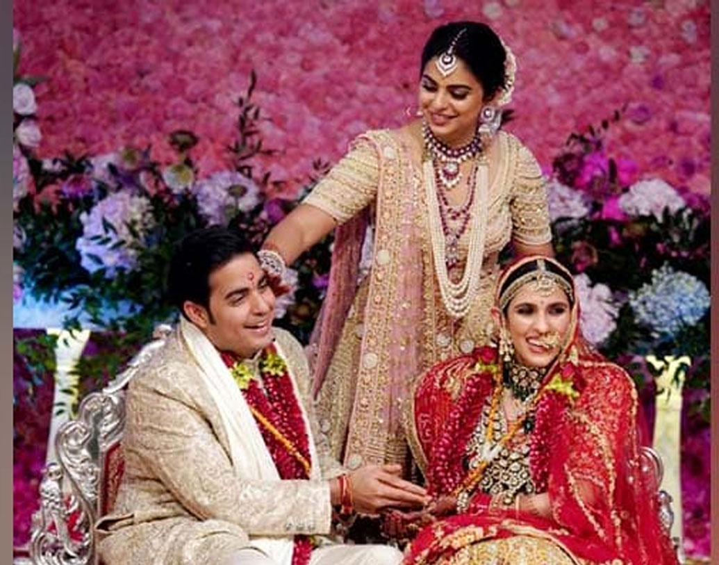 গুজরাতি সনাতনী প্রথায় বিয়ে হল আকাশের। মা নীতা অম্বানী গোটা অনুষ্ঠানে সব নিয়ম মেনে পালন করেছেন।একই সঙ্গে ঈশা অম্বানীও বেশ কিছু নিয়ম পালন করেন আকাশের বিয়ের।