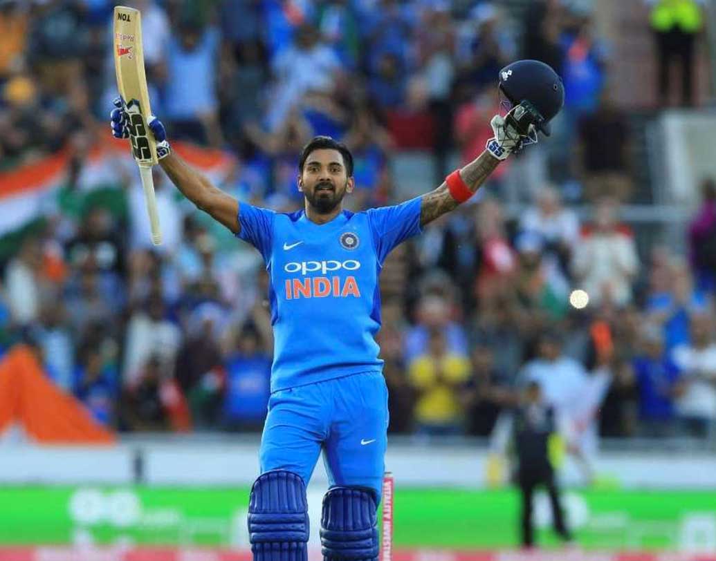 চার নম্বরে সিরিজের প্রথম তিন ম্যাচে অম্বাতি রায়ুডু ১১ গড়ে করেছেন মোটে ৩৩ রান। মোহালিতে তাই লোকেশ রাহুলকে দেখা হতেই পারে। রাহুল এমনিতে ওপেনার। টি-টোয়েন্টি সিরিজে ওপেন করে রানও পেয়েছেন। কিন্তু চার নম্বরও নামার ক্ষমতা ধরেন।