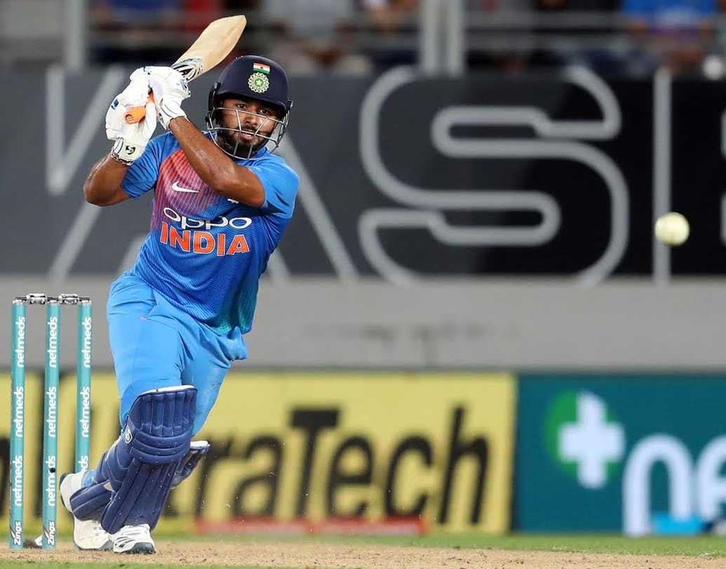 মহেন্দ্র সিংহ ধোনি বিশ্রামে। তাই নিশ্চিত ভাবেই প্রথম এগারোয় আসবেন ঋষভ পন্থ। বিশ্বকাপের স্কোয়াডে জায়গা পাকা করার জন্য এই দুই ম্যাচে রান করতেই হবে তাঁকে। অজিদের বিরুদ্ধে টি-টোয়েন্টি সিরিজে রান পাননি তিনি। ঋষভকে তাই সুযোগ কাজে লাগাতেই হবে।