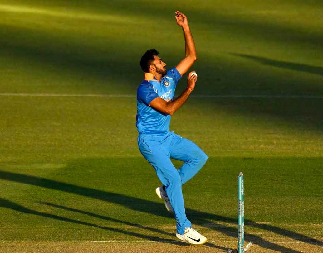 বিজয় শঙ্কর হঠাৎই বিশ্বকাপের স্কোয়াডে নিজের দাবি জোরালো করেছেন। তিন ম্যাচে দুই ইনিংসে করেছেন ৭৮ রান। গড় ৩৯। বোলার হিসেবে নাগপুরে শেষ ওভারে দুই উইকেট নিয়ে জিতিয়েছেনও ম্যাচ। সিরিজের শেষ দুই ম্যাচে বিজয় শঙ্কর বিশ্বকাপের স্কোয়াডে নিজের জায়গা পাকা করে ফেলতে পারেন কিনা সেটাই দেখার।