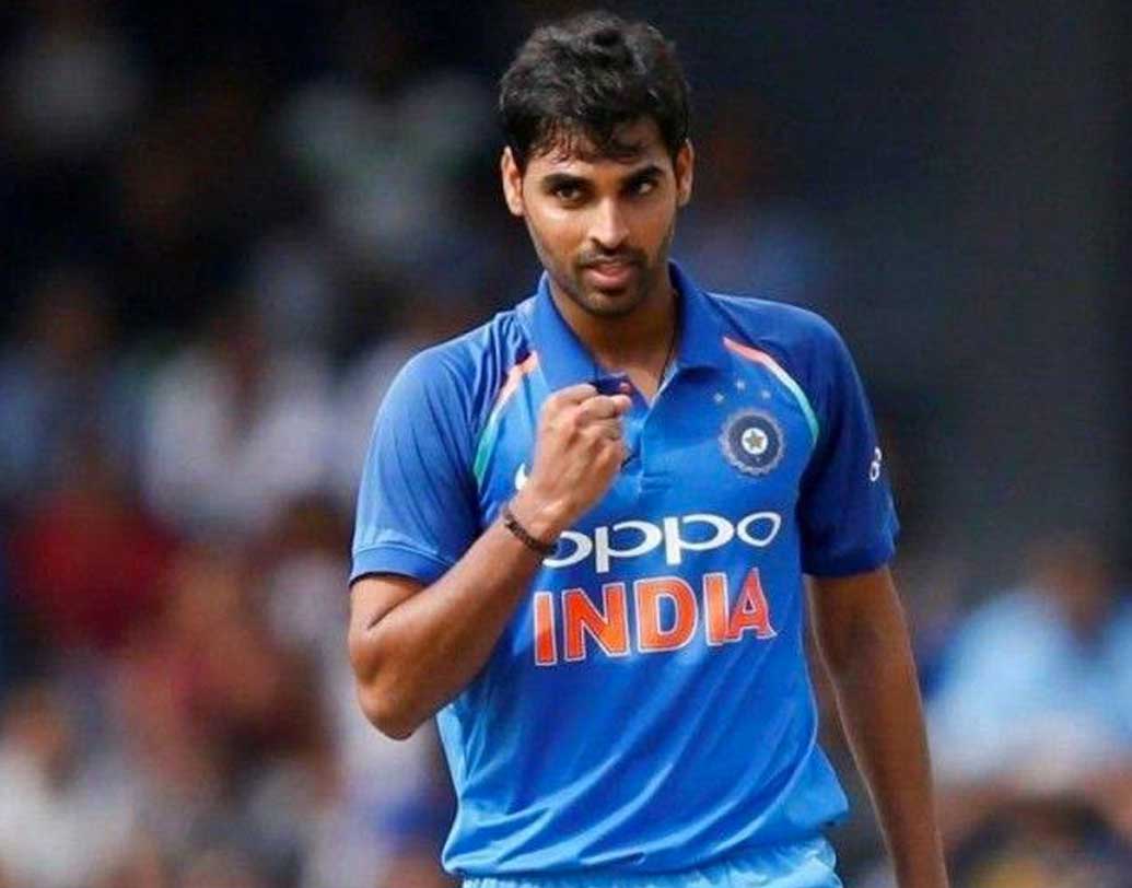 প্রথম তিন ম্যাচে খেলেননি। কিন্তু মোহালিতে ভারতের প্রথম এগারোয় ফিরছেন ভুবনেশ্বর কুমার। মহম্মদ শামি যে ভাবে সাদা বলের ক্রিকেটে ভরসা দিচ্ছেন, তাতে আচমকাই দলে ভুবির জায়গা নড়বড়ে দেখাচ্ছে। এই দুই ওয়ানডে তাই ভুবির কাছে নিজেকে অপরিহার্য় প্রমাণ করার সুযোগ।