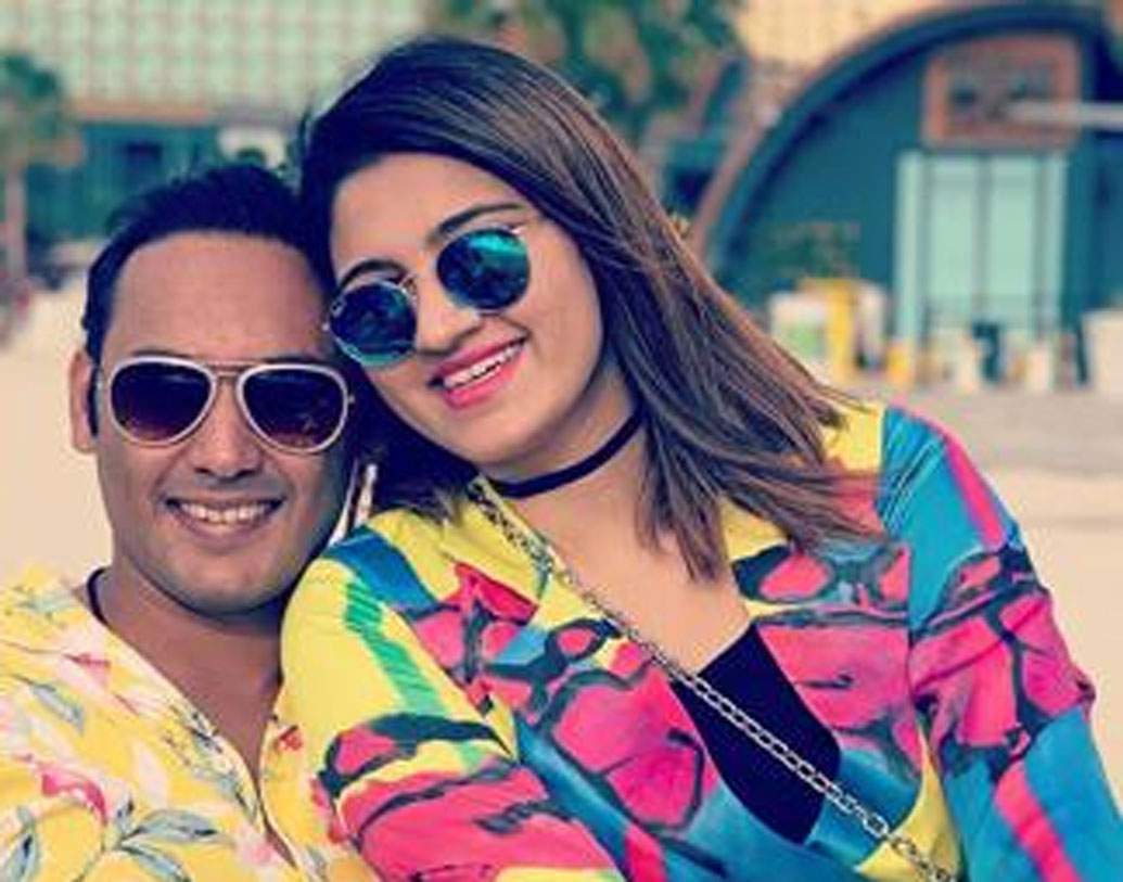 দু’জনে দুবাইয়ে বেড়াতেও গিয়েছেন সম্প্রতি। সোশ্যাল মিডিয়ার পোস্টে তাঁকে ‘অ্যামেজিং লেডি’ বলে উল্লেখ করেছেন আসাদ। তাঁরা যে বিয়ে করতে চলেছেন, এই ছবি দেখে তা আরও জোরালো হয়।