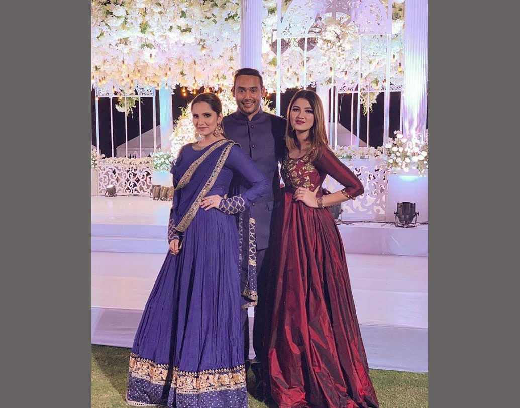 সানিয়া মির্জার সঙ্গেও অত্যন্ত ভাল সম্পর্ক আসাদের। আসাদ ইনস্টাগ্রামে সানিয়া ও আনমের সঙ্গে ছবি পোস্ট করে লিখেছিলেন, ‘বিটুইন টু গর্জাস’।