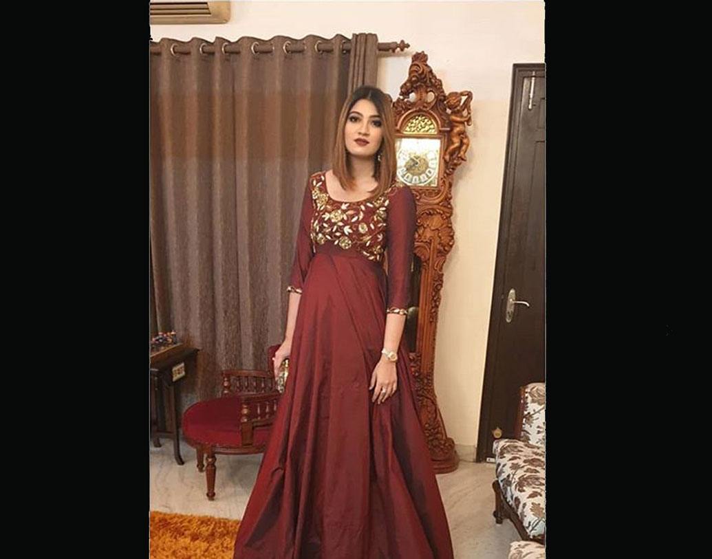 ইনস্টাগ্রামে প্রায় সব সময়ই সক্রিয় থাকেন সানিয়ার বোন আনম। দিদির সঙ্গে প্রায়ই ছবি পোস্ট করেন। ফ্যাশন ডিজাইনার আনম মডেলিংও করেন।