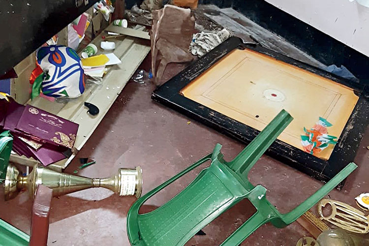 Vandalism in clubs and shops in Mahishbathan