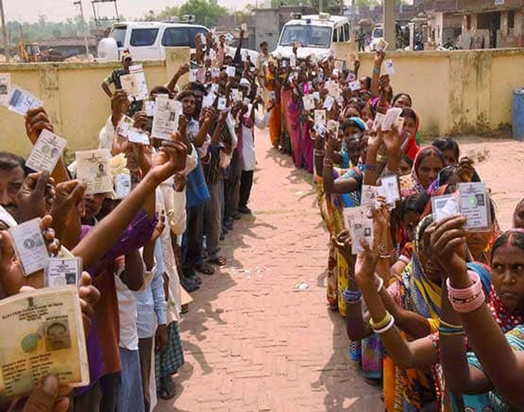 নির্বাচনী নির্ঘণ্ট ঘোষণা করার সঙ্গেই সারা দেশে চালু হয়ে গিয়েছে আদর্শ নির্বাচনী আচরণবিধি (এমসিসি)। আচরণবিধি ভঙ্গ করলেই নেওয়া হয় কঠোর ব্যবস্থা। এই এমসিসি-র মধ্যে কী কী আছে জানেন?