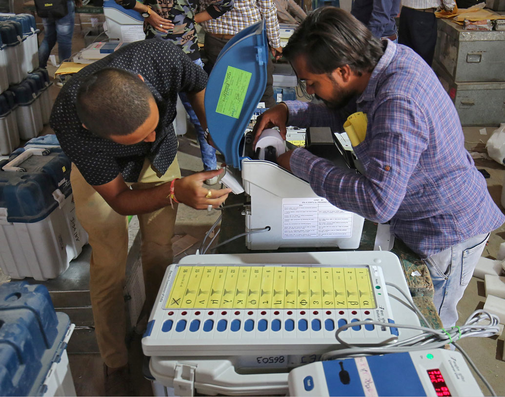ভোট শুরুর প্রথম দিনের ভোটদান পর্ব শেষ হওয়ার ৪৮ ঘণ্টা আগেই শেষ করতে হবে প্রচার। ওই সময়টাকে বলা হয় ‘ইলেকশন সাইলেন্স’। সুষ্ঠু ও সৎ নির্বাচন প্রক্রিয়া সম্পন্ন করতেই এই আচরণবিধি প্রয়োগ করা হয়।