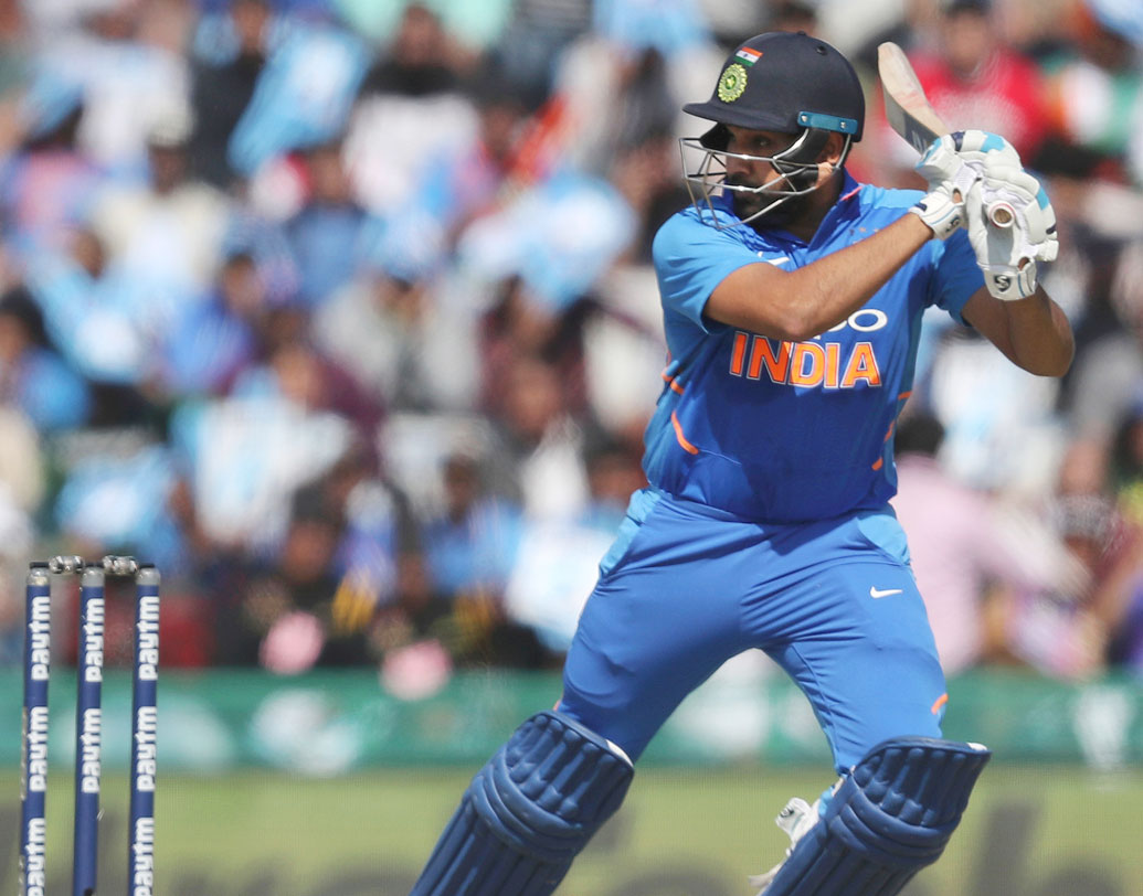 শিখরের মতোই পঞ্চম ওয়ান ডে-তে ওপেনিং স্লটে থাকছেন রোহিত শর্মা। মোহালির উইকেটে ১৯৩ রানের পাহাড় গড়েছিল রোহিত-শিখর যুগলবন্দি। রবিবার মাত্র ৫ রানের জন্য সেঞ্চুরি হাতছাড়া হয়ে যায় রোহিতের। বুধবারের ম্যাচে তাই রোহিতের ব্যাট থেকে বড় রানের আশা করতেই পারেন দর্শকেরা।