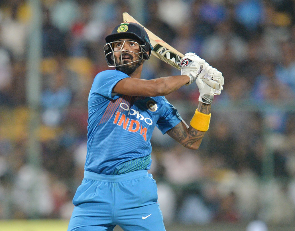 বিশ্বকাপের ঠিক আগে ওয়ান ডে-তে নিজেকে প্রমাণ করার সোনার সুযোগ কে এল রাহুলের কাছে। ওয়ান ডে-তে তিন নম্বরের মতো গুরুত্বপূর্ণ স্লটে নামলেও ভারতীয় দলে নিজের জায়গাটা এখনও পাকা করে উঠতে পারেননি তিনি। তবে কোটলায় তিন নম্বর স্লটে ফের দেখা যেতে পারে রাহুলকেই।