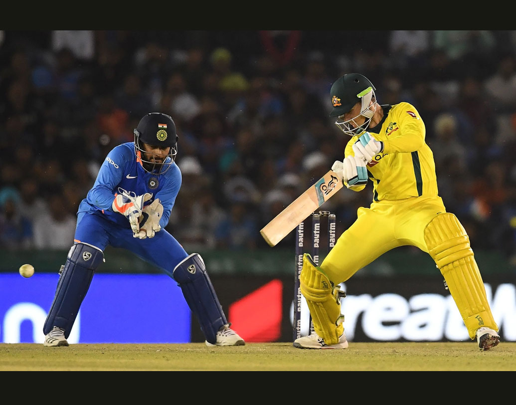 মোহালিতে ভারতের হারের জন্য অনেক দর্শকই উইকেটকিপার ঋষভ পন্থকে কাঠগড়ায় তুলেছেন। হবে না-ই বা কেন? যুজবেন্দ্র চহালের বলে অস্ট্রেলিয়ার অ্যাশটন টার্নারকে স্টাম্পিং করার সহজ সুযোগ নষ্ট করেছেন যে! এমএস ধোনি থাকলে হয়তো টার্নারের উইকেট এসে যেত, এমন বলেছেন অনেকে। কোটলায় তাই ব্যাটের পাশাপাশি গ্লাভস হাতেও জ্বলে উঠতে চান ঋষভ।