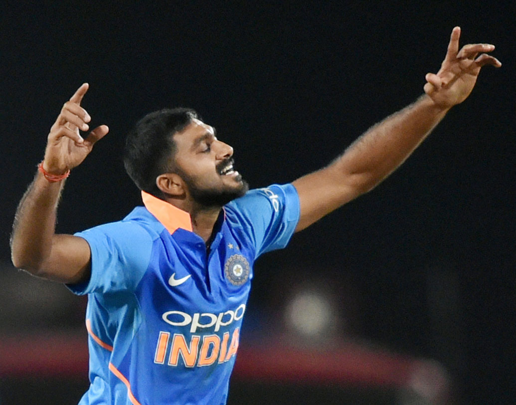 মোহালি ম্যাচের হারের স্মৃতি ভুলে যেতে বড় ভূমিকা নিতে পারেন অলরাউন্ডার বিজয় শঙ্কর। রবিবারের ম্যাচে ১৫ বলে ২৬ রানের ক্যামিও ইনিংস খেলেছেন তিনি। ওই ম্যাচে বোলার বিজয়ের থেকে কোনও উইকেট না এলেও ৫ ওভারে ২৯ রান খরচ করেন তিনি। সিরিজের শেষ ম্যাচেও দলে থাকতে পারেন বিজয়।