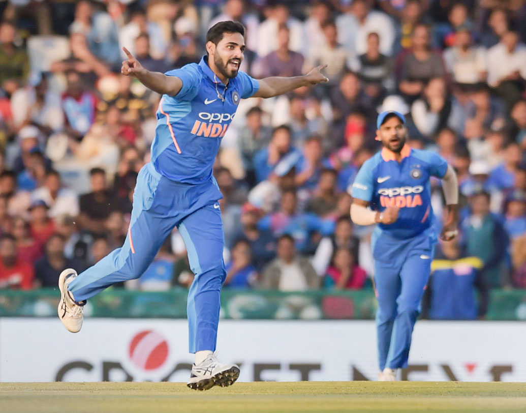 চতুর্থ ওয়ান ডে-তে সাড়ে তিনশোর উপরে রান তুলেও ম্যাচ হারার পিছনে বোলারদেরই দুষছেন অনেকে। স্পিনারদের পাশাপাশি দাগ কাটতে পারেননি ভুবনেশ্বর কুমারও। ৯ ওভারে মাত্র ১ উইকেট নিয়েছেন। তবে অজি ইনিংসের ৪৭তম ওভারে ভারতীয় ফিল্ডাররা ২টো ক্যাচ ধরলে ম্যাচের রং বদলে যেত। কোটলায় তাই দলে থেকে যেতে পারেন ভুবি।