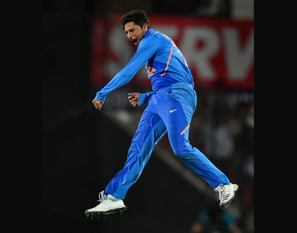 কোটলায় অজিদের হারাতে ভারতের অন্যতম বড় ভরসা হতে পারেন কুলদীপ যাদব। সম্প্রতি প্রাক্তন অস্ট্রেলীয় ওপেনার ম্যাথু হেডেনের প্রশংসাও আদায় করে নিয়েছেন। মোহালিতে এক সময় গ্লেন ম্যাক্সওয়েলকে আউট করে ভারতকে ম্যাচে ফিরিয়ে আনেন তিনি। সিরিজ ছিনিয়ে নিতে তাই কুলদীপের রিস্ট স্পিনের উপরেও বাজি রাখছেন অনেকে।