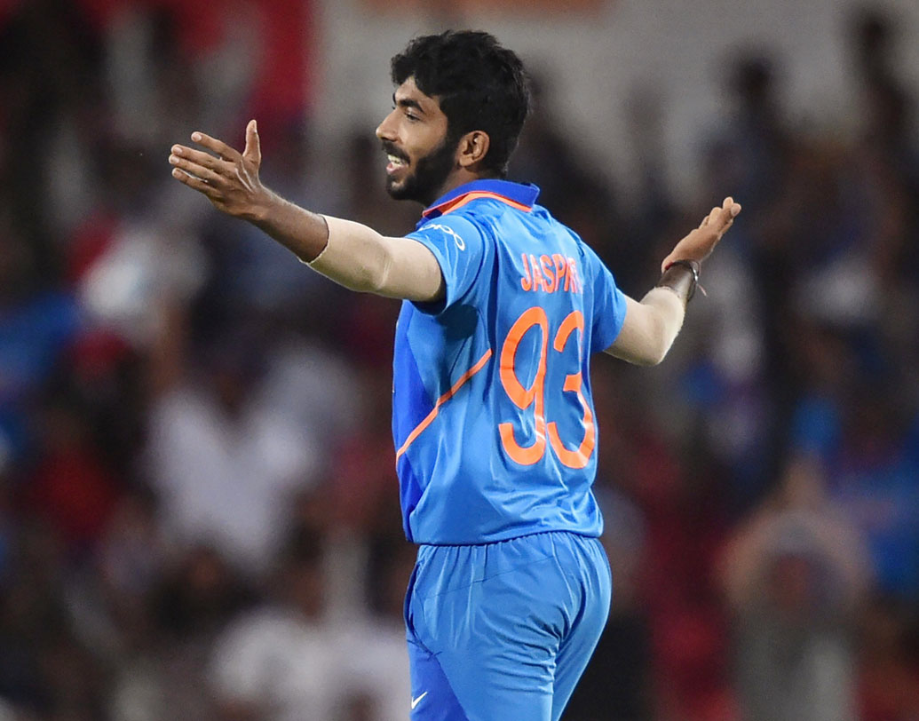 বল হাতে তো কামাল করেন। মোহালিতে ব্যাট করতে নেমেও চমক দিলেন যশপ্রীত বুমরা। আন্তর্জাতিক ক্রিকেটে এই প্রথম ছয় হাঁকালেন তিনি। সিরিজ জিততে বুমরার কাছ থেকে এ রকম আরও অনেক চমকের আশাই করছেন ভারতীয় দর্শকেরা।