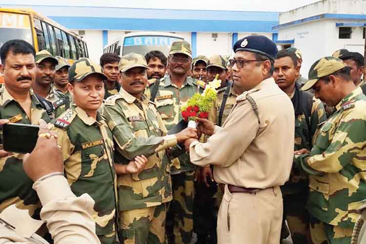 ফুল দিয়ে: কেন্দ্রীয় বাহিনীকে স্বাগত জানাচ্ছে পুলিশ। শুক্রবার দেগঙ্গায়। ছবি: সজলকুমার চট্টোপাধ্যায়