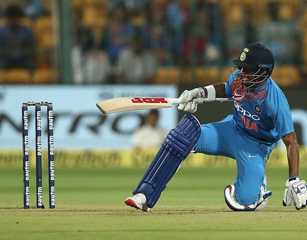 শিখর ধওয়ন: দলের দুই ওপেনারের ধারাবাহিকতা কোহালির বড় চিন্তার কারণ। শিখরের ব্যাট থেকে দু-একটা বড় ইনিংস এলেও ধারাবাহিতা নেই। দায়সারা শট নিয়ে আউট হতেও দেখা গিয়েছে বার বার।