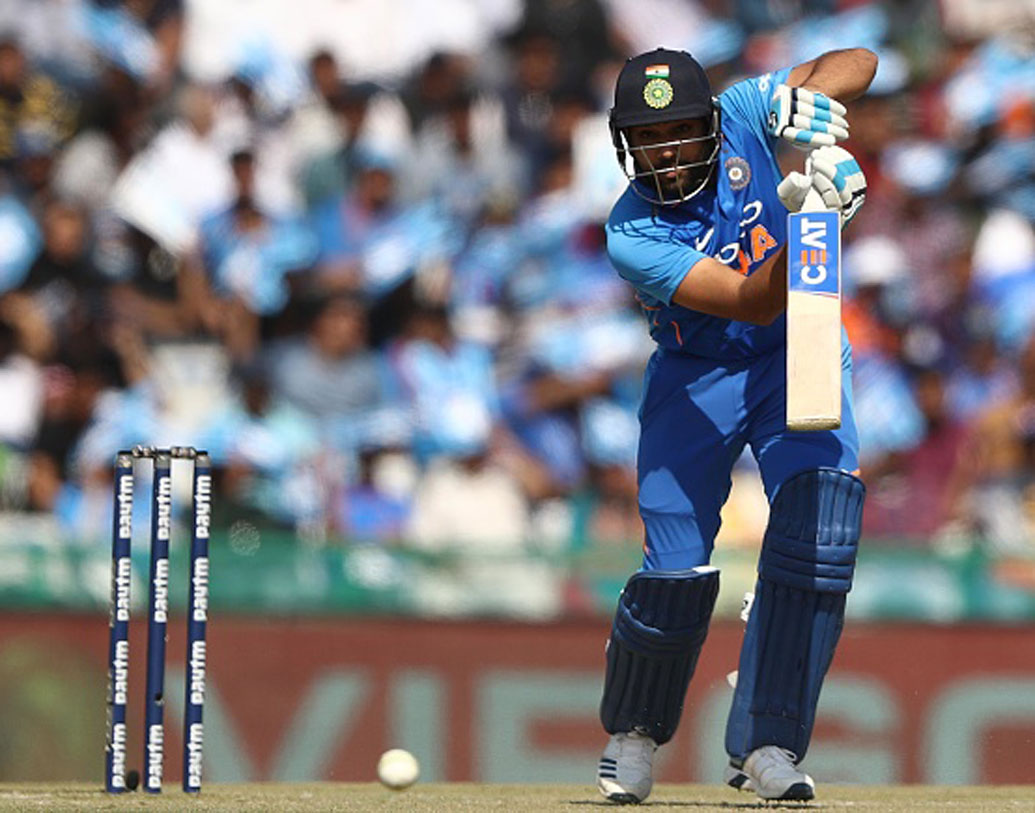 রোহিত শর্মা: ধারাবাহিকতা শিখরের মতো রোহিতের ক্ষেত্রেও বড় সমস্যা। ক্রিজে জমে গেলে বড় রান আসবে। কিন্তু, অনেক সময় শুরুতেই ফিরে যাচ্ছেন। ইংল্যান্ডের পরিবেশে ওপেনারদের ভূমিকা গুরুত্বপূর্ণ হবেই। সেখানে শিখর-রোহিতের ধারাবাহিকতার অভাব, দলের মাথা ব্যথার বড় কারণ।