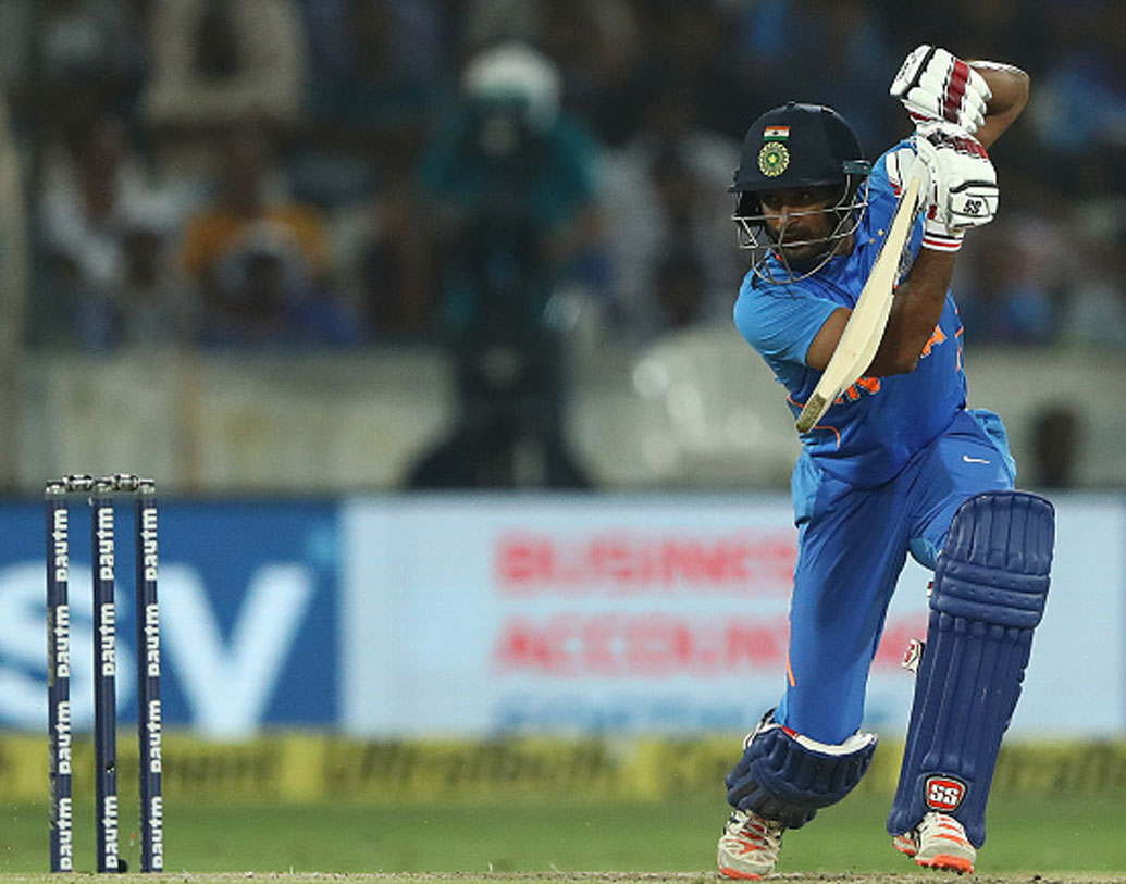 চার নম্বর: চার নম্বরে কে নামবেন? রায়ুডু-পন্থ-শঙ্কর না কি কোহালি-ধোনির মধ্যে কেউ? অজিদের বিরুদ্ধে ভারতীয় ব্যাটসম্যানদের হতশ্রী পারফরম্যান্স সেই প্রশ্নের কোনও উত্তর দিতে পারল না। বিশ্বকাপের মতো প্রতিযোগিতায় চার নম্বর জায়গার গুরুত্ব নতুন করে বোঝার কিছু নেই। কিন্তু, এই স্লটের কোনও ভরসার ব্যাটসম্যান পাওয়া গেল না।