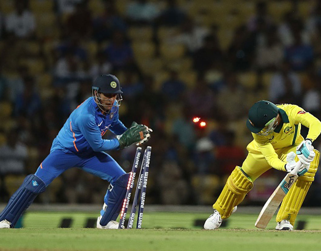 ধোনির অভাব: উইকেটের পিছনে ধোনির উপস্থিতি কতটা গুরুত্বপূর্ণ তা ভাল ভাবে বোঝা গেল সিরিজে। সঙ্গে অবশ্যই রয়েছে তাঁর অভিজ্ঞতা। বিশেষ করে সিরিজের শেষ ম্যাচে বেশ অসহায় লেগেছে অধিনায়ক কোহালিকে। ধোনি মাঠে থাকলে তাঁর থেকে অনেক গুরুত্বপূর্ণ পরামর্শ পান বিরাট। কোনও সময় ধোনি মাঠে না থাকলে কী হবে? উত্তর নেই।