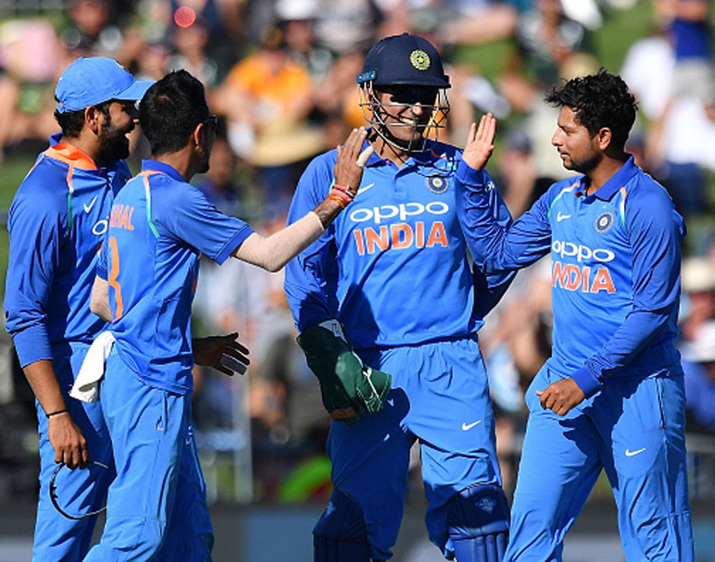 কুল-চা রহস্য: গত এক বছরে সীমিত ওভারের ক্রিকেটে দলকে ভরসা দিয়েছেন কুলদীপ এবং চহাল। এই দুই তরুণ স্পিনারের কাঁধে ভর করে বহু ম্যাচ পকেটে পুরেছেন কোহালিরা। কিন্তু, কেমন যেন তাল কাটা লাগল দুই জনকেই। তা হলে কি কুল-চা রহস্য ভেদ হয়ে গিয়েছে? বিশ্বকাপের আগে কোহালিদের কিন্তু মোটেই স্বস্তি দেবে না বিষয়টা।