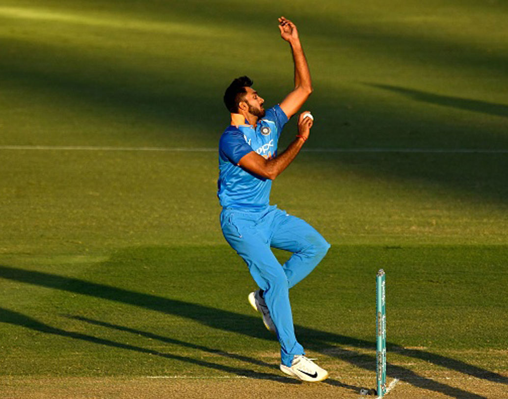 বিকল্প পেসার: বুমরা-শামি-ভুবিদের বিকল্প হতে পারেন এমন পেসার দলে নেই। কোনও এক জন চোট পেলে কে তাঁর বিকল্প হবেন, কোনও উত্তর নেই। মহম্মদ সিরাজ-বিজয় শঙ্কর বা হার্দিক পাণ্ড্য, বিকল্প হয়ে উঠতে পারছেন না কেউই।