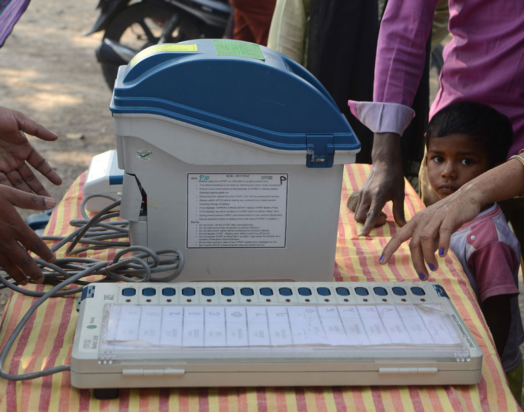 এটিতে একটি প্রিন্টার থাকে, যেটি ভোটারদের মনোনীত প্রার্থীদের রেকর্ড রাখে। ডিসপ্লে ইউনিট দেখায় কোনও ভুল হয়েছে কি না। এ ছাড়াও ভিভিপ্যাটে প্রার্থীর সিরিয়াল নম্বর, নাম, সংশ্লিষ্ট প্রতীক থাকে।
