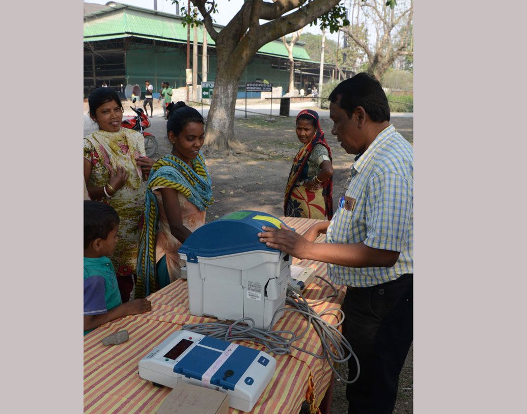 এটি ইভিএম-এর সঙ্গে যোগ করা আলাদা একটি যন্ত্র। পছন্দের প্রার্থীকে ভোট দেওয়ার পর ওই যন্ত্র থেকে একটি স্লিপ বেরিয়ে আসে। অর্থাৎ ভোটার যাঁকে ভোট দিলেন, সেটি ঠিকঠাক জায়গায় পড়েছে কি না, তা যাচাই করে নেওয়া যাবে ওই স্লিপ থেকে। 