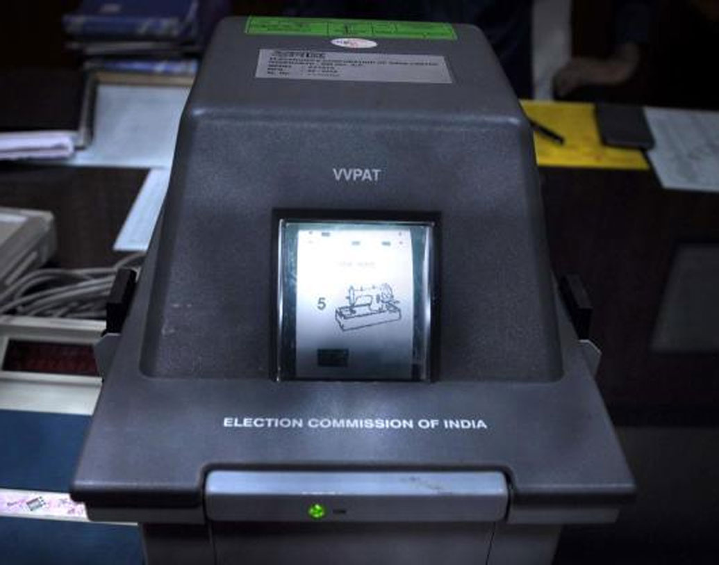 ভোটযন্ত্রে পছন্দের প্রার্থীর নামে বোতাম টিপলেই স্লিপটি স্বনিয়ন্ত্রিতভাবে সিল করা বাক্সে জমা পড়ে। ভোটদাতা নিজেও দেখে নিতে পারেন, সঠিক ভোট প্রয়োগ করেছেন কি না। তবে সেটি হাতে নেওয়া যাবে না।