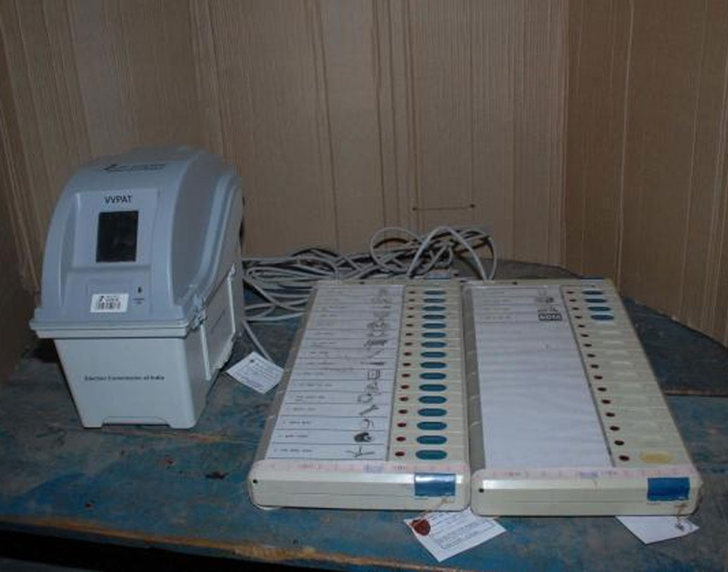 স্বচ্ছ একটি কাচের ভিতর দিয়ে মাত্র সাত সেকেন্ডের জন্য স্লিপটি ভোটদাতা দেখতে পারেন। এর পর এটি কেটে স্টোরেজ বক্সে জমা হয়। একটা বিপ শব্দ হয়। তার পর স্বয়ংক্রিয় ব্যবস্থাতেই সেটি পড়ে যাবে নীচে রাখা নির্দিষ্ট বাক্সে।