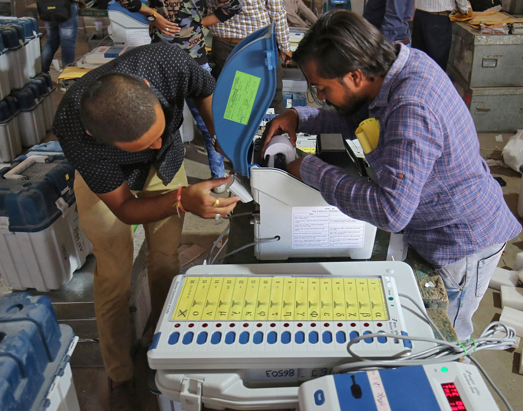 কেউ ভোটযন্ত্রের বোতামে চাপ দিলে সঙ্গে সঙ্গে একটি স্লিপ বার হয়ে পাশের বাক্সে জমা হয়ে যাবে। তাতে লেখা দেখে বোঝা যাবে ভোটগ্রহণ ঠিকমতো হয়েছে কি না। অনেকটা এটিএম মেশিনের মতোই ওই স্লিপে ভোট ঠিকমতো জমা পড়লে বা না পড়লেও জানা যাবে।