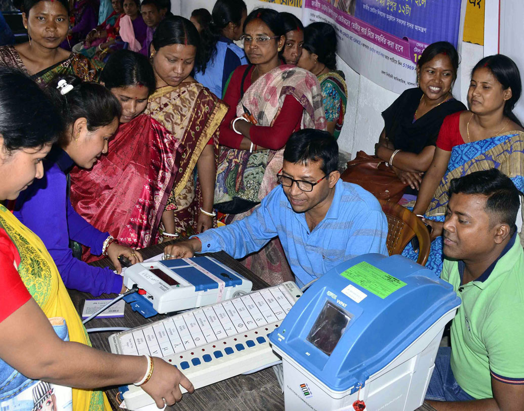 ভোটারের ক্ষেত্রে যেমন যাচাই করা সুবিধা হবে, তেমনই গণনার সময়ও ইভিএমের ফলাফল এবং ভিভিপ্যাটের স্লিপ মিলিয়ে দেখা হবে। অর্থাৎকোন দল কত ভোট পেল, সেটা ইভিএম এ দেখাবে। তার পর ভিভিপ্যাটের স্লিপেও সেই সংখ্যা মিলছে কি না, তা দ্বিতীয়বার নিশ্চিত করা যাবে এই পদ্ধতিতে।